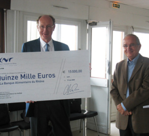 La Compagnie nationale du Rhône remet un chèque de 15 000 euros à la banque alimentaire du Rhône, pour la cinquième année consécutive