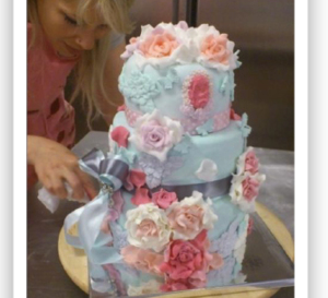 Après la finale de l’émission Le meilleur pâtissier sur M6 lundi 17 décembre, Elodie Martins, l’une des candidates les plus en vue, signe avec Eyrolles pour publier son premier livre