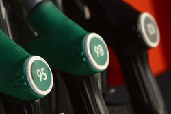 Le pétrole recule fortement, à 64 dollars le baril Le pétrole recule fortement, à 64 dollars le baril