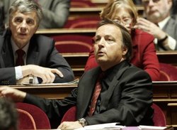 Le sénateur socialiste Jean-Pierre Bel s’inquiète du statut de La Poste et communique