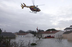 Xynthia a balayé la France et la campagne électorale prend l'eau.