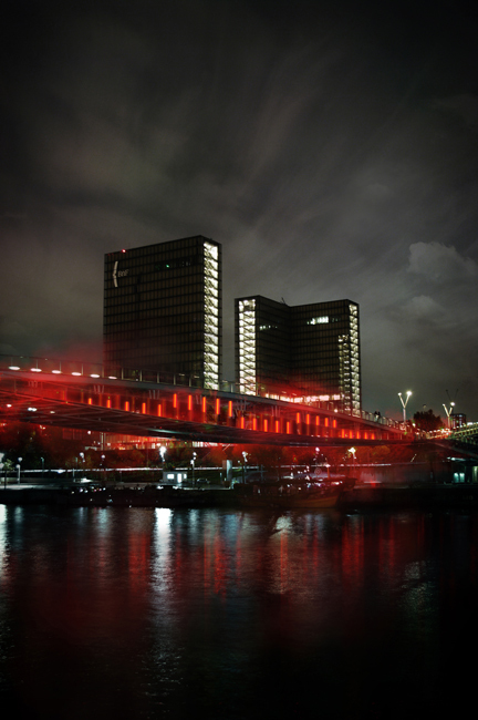 « Le Pont Social » Installation lumineuse interactive sur la passerelle Simone de Beauvoir (BNF - Bercy), à Paris