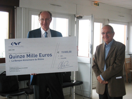 La Compagnie nationale du Rhône remet un chèque de 15 000 euros à la banque alimentaire du Rhône, pour la cinquième année consécutive