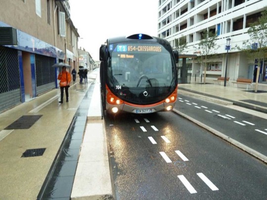 Inauguration de la première ligne du tram'bus Tango + de Nîmes Métropole équipée d'Optiguide, la solution d'assistance à la conduite par guidage optique de Siemens France