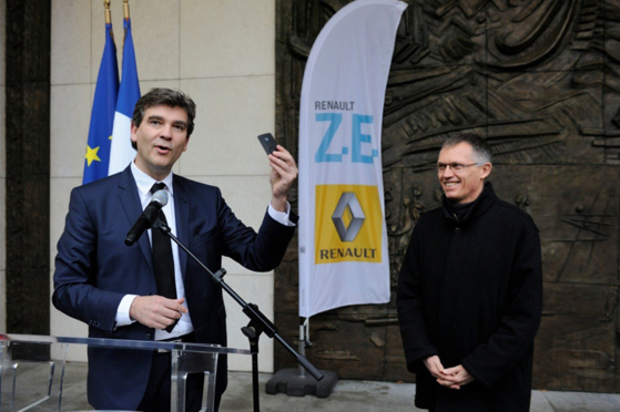 Renault remet les clés de la première ZOE à Arnaud Montebourg