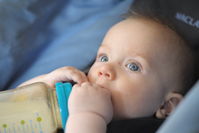L’Anses pointe les risques liés à l’alimentation des nourrissons avec des boissons autres que le lait maternel et ses substituts