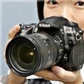 Présentation d'un appareil photo reflex du groupe japonais Nikon, le 20 novembre 2005 Présentation d'un appareil photo reflex du groupe japonais Nikon, le 20 novembre 2005