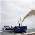 La drague "Côtes de Bretagne" procède le 9 février 2007 au "réensablement" de la plage du Pyla-sur-Mer, à La Teste-de-Buch