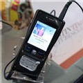 Un clip visionné sur un téléphone portable, lors du Midem à Cannes, en janvier 2007 Un clip visionné sur un téléphone portable, lors du Midem à Cannes, en janvier 2007