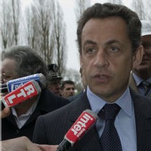 Nicolas Sarkozy joue la montre sur la fonction publique