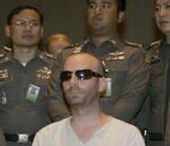 Le canadien après son arrestation par la police Thai