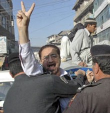 Des policiers arrêtent un avocat qui manifestait lundi à Peshawar contre l'état d'urgence déclaré par le président Musharraf