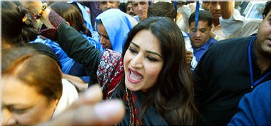 La police du Pakistan encercle la demeure de Benazir Bhutto