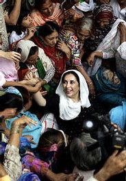 Benazir Bhutto en visite dans la famille de Zaheer Abbas Bolas qui est mort lors de l'attentat du 18 octobre.