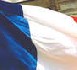 Une écharpe tricolore géante sur la façade de l'Assemblée